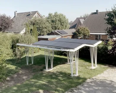 Ansicht eines Stahlkonstruktes verbaut mit Solaranlagen im Hinterhof mit strahlend schönem blauen Himmel